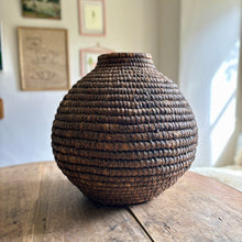 将图片加载到图库查看器，French Antique rye work nut storage basket by Penlen
