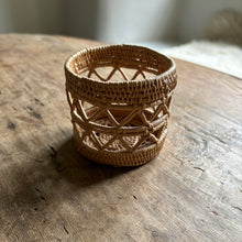 Laden Sie das Bild in den Galerie-Viewer, Small Swedish Vintage Root Basket
