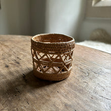 画像をギャラリービューアに読み込む, Swedish vintage  Sami root basket by Penlen 
