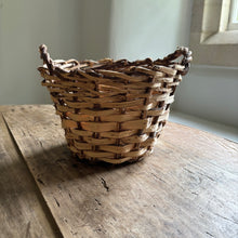 Laden Sie das Bild in den Galerie-Viewer, Small Swedish antique Birch wood basket by Penlen
