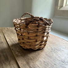 Carica l&#39;immagine nel visualizzatore di Gallery, Small Swedish Birch Wood Basket
